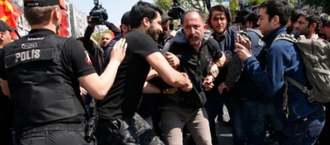 Τουρκία: Ανάρτησαν πίνακα με ιερό τόπο του Ισλάμ και χρώματα των ΛΟΑΤ - Συνελήφθησαν ως «διεστραμμένοι»